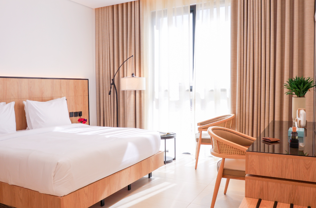 غرفة وصالة مع اطلالة علي المسبح